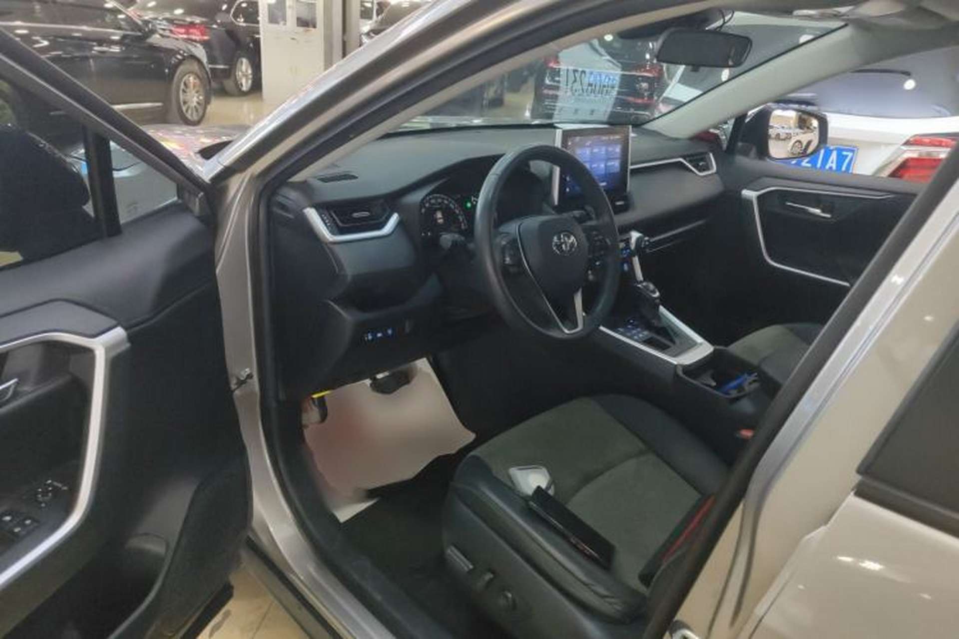 Used Toyota RAV4 2022 2.0L CVT 4x4 Style Plus Edition Driver Seat