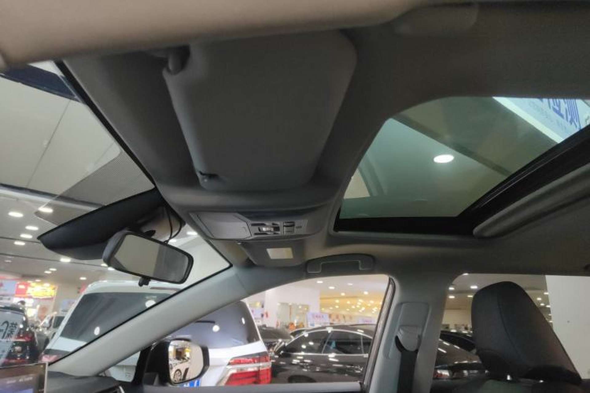 Used Toyota RAV4 2022 2.0L CVT 4x4 Style Plus Edition Headliner