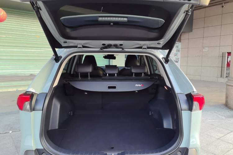 Used Toyota RAV4 2022 2.0L CVT Two-Wheel Drive Fashion Edition Trunk