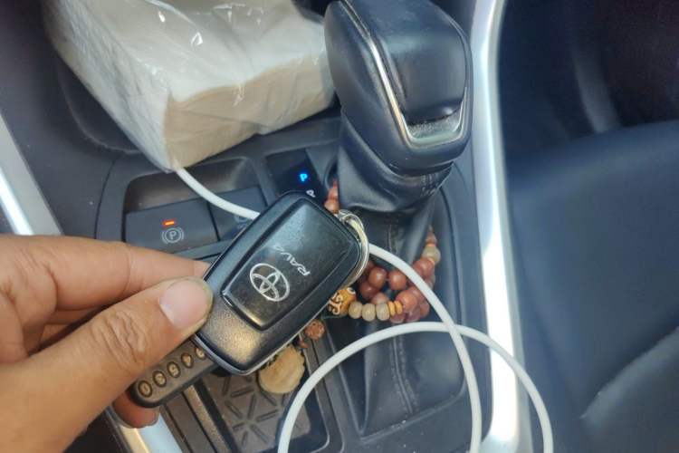 Used Toyota RAV4 2022 2.0L CVT Two-Wheel Drive Fashion Plus Edition Vehicle Key