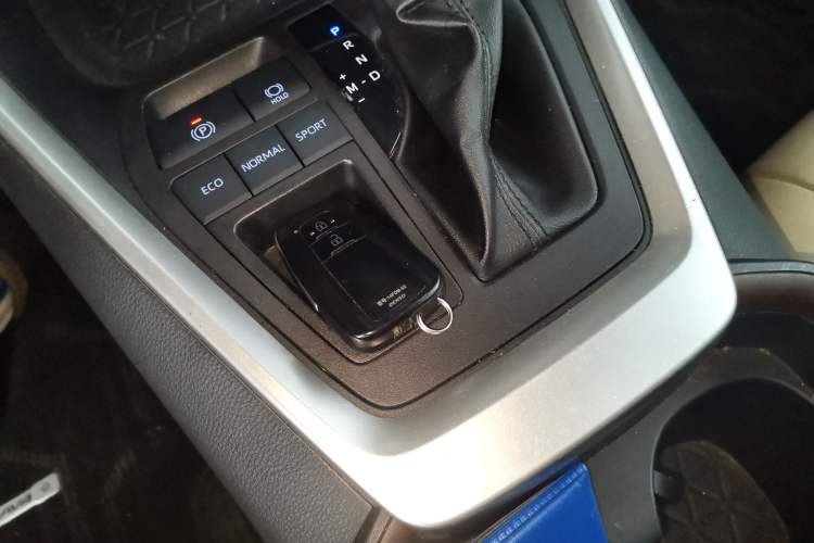 Used Toyota RAV4 2022 2.0L CVT Two-Wheel Drive Fashion Plus Edition Vehicle Key