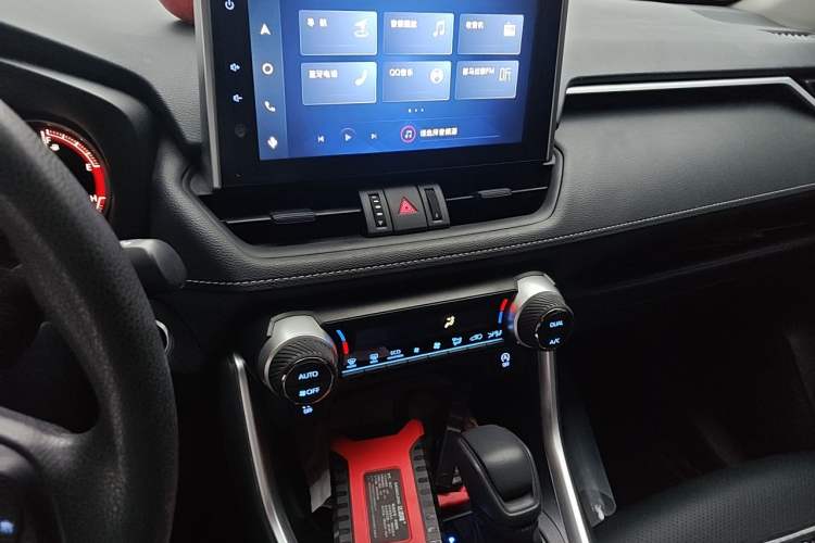 Used Toyota RAV4 2022 2.0L CVT Two-Wheel Drive Fashion Edition Audio And AC Panel
