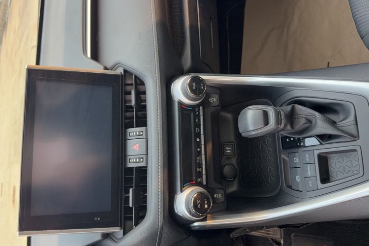Used Toyota RAV4 2022 2.0L CVT Two-Wheel Drive Fashion Edition Audio And AC Panel
