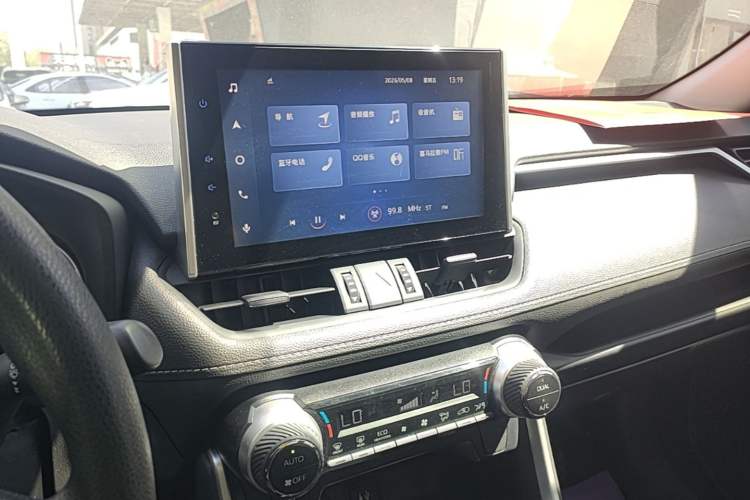 Used Toyota RAV4 2022 Dual-Engine 2.5L E-CVT Two-Wheel Drive Elite Edition Audio And AC Panel