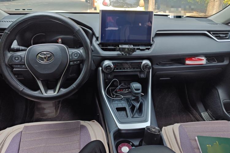 Used Toyota RAV4 2022 2.0L CVT Two-Wheel Drive Fashion Edition Center Console