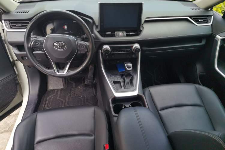 Used Toyota RAV4 2022 2.0L CVT Two-Wheel Drive Fashion Edition Center Console