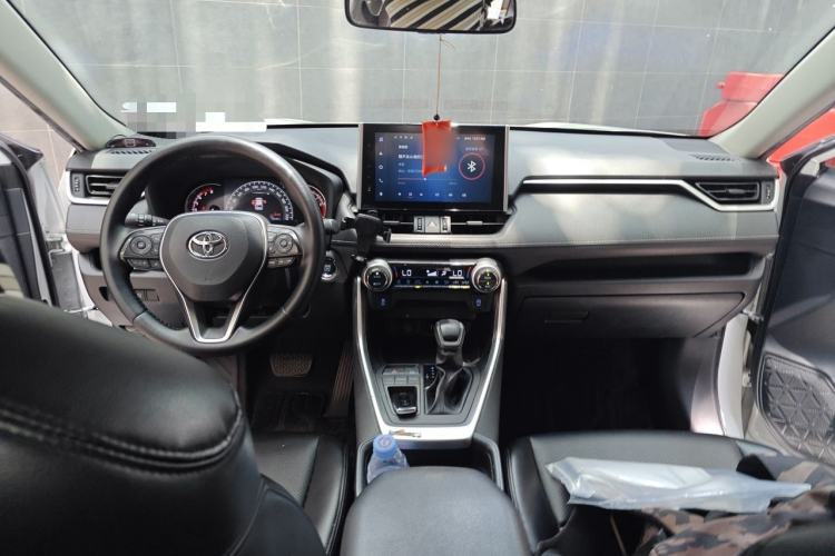 Used Toyota RAV4 2022 2.0L CVT Two-Wheel Drive Fashion Edition Center Console