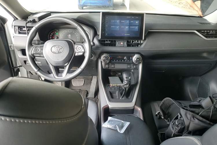 Used Toyota RAV4 2022 2.0L CVT Two-Wheel Drive Fashion Plus Edition Center Console