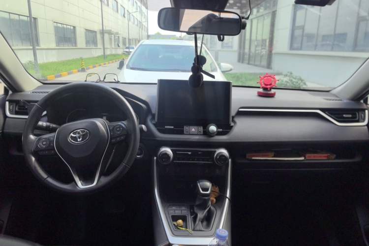 Used Toyota RAV4 2022 2.0L CVT Two-Wheel Drive Fashion Plus Edition Center Console
