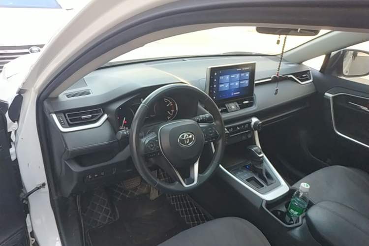 Used Toyota RAV4 2022 2.0L CVT Two-Wheel Drive Fashion Plus Edition Center Console