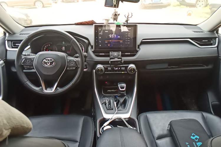 Used Toyota RAV4 2022 2.0L CVT Two-Wheel Drive Fashion Plus Edition Center Console