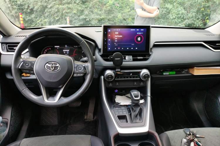Used Toyota RAV4 2022 2.0L CVT 4x4 Style Plus Edition Center Console