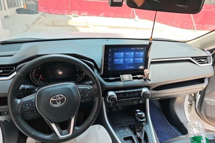 Used Toyota RAV4 2022 2.0L CVT Two-Wheel Drive Fashion Plus Edition Center Console