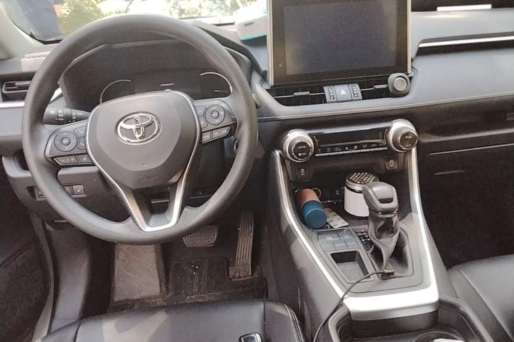 Used Toyota RAV4 2022 2.0L CVT Two-Wheel Drive Fashion Edition Center Console