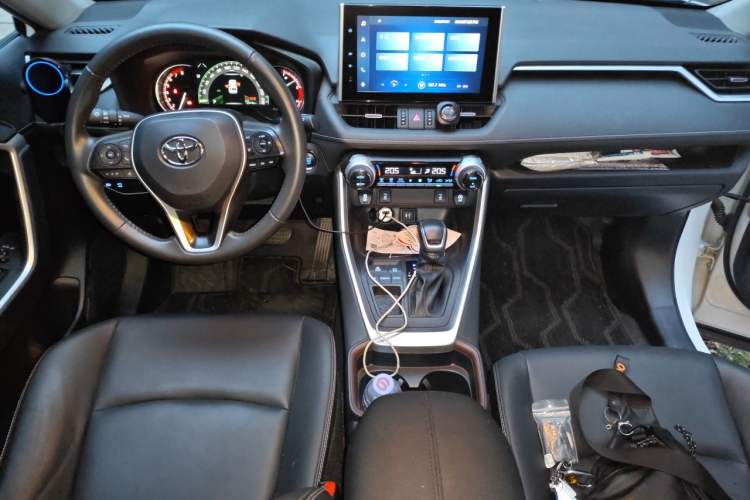 Used Toyota RAV4 2022 2.0L CVT Two-Wheel Drive Fashion Plus Edition Center Console