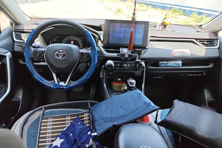 Used Toyota RAV4 2022 Dual-Engine 2.5L E-CVT Two-Wheel Drive Elite Edition Center Console