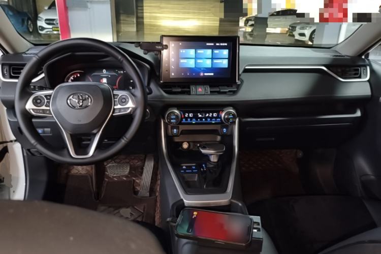 Used Toyota RAV4 2022 2.0L CVT Two-Wheel Drive Fashion Edition Center Console
