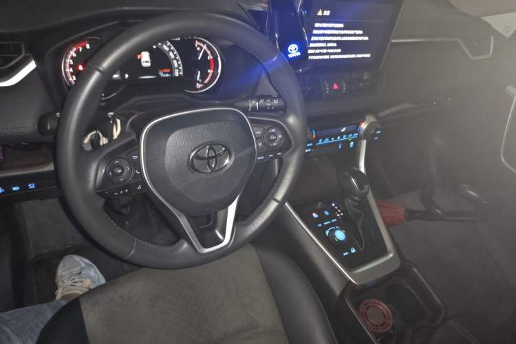 Used Toyota RAV4 2022 2.0L CVT Four-Wheel Drive Premium Edition Center Console