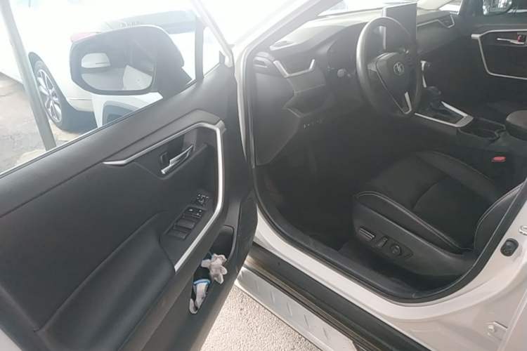 Used Toyota RAV4 2022 2.0L CVT Two-Wheel Drive Fashion Edition Driver Seat