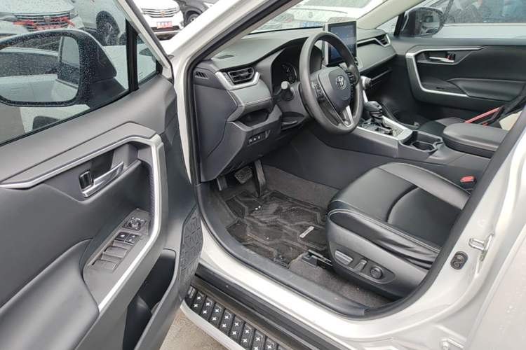 Used Toyota RAV4 2022 2.0L CVT Two-Wheel Drive Fashion Edition Driver Seat