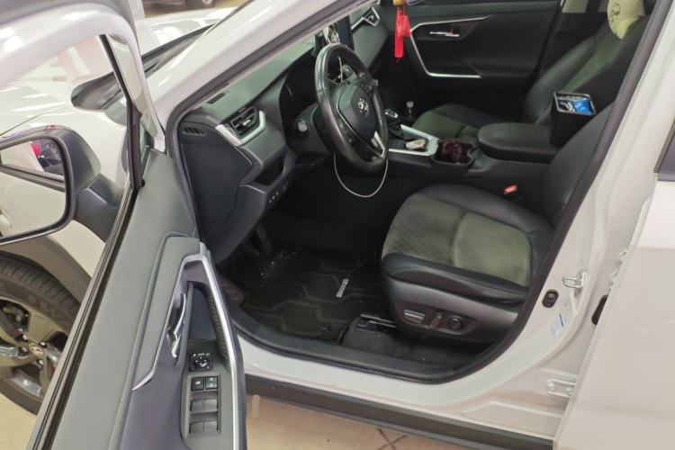 Used Toyota RAV4 2022 2.0L CVT 4x4 Style Plus Edition Driver Seat
