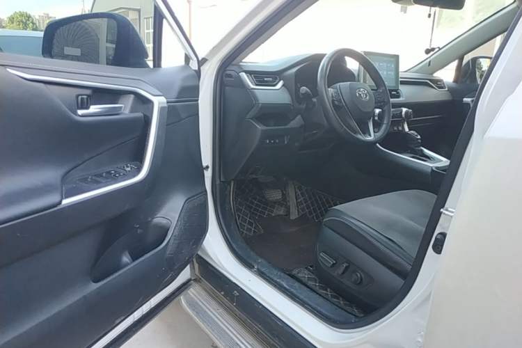 Used Toyota RAV4 2022 2.0L CVT Two-Wheel Drive Fashion Plus Edition Driver Seat