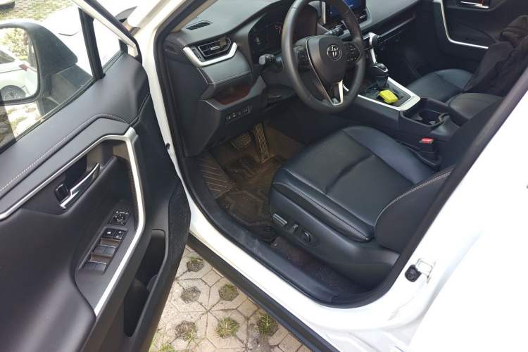 Used Toyota RAV4 2022 2.0L CVT Two-Wheel Drive Prestige Edition Driver Seat