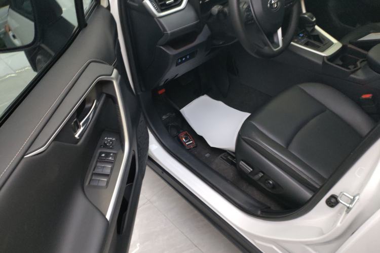 Used Toyota RAV4 2022 2.0L CVT Two-Wheel Drive Prestige Edition Driver Seat