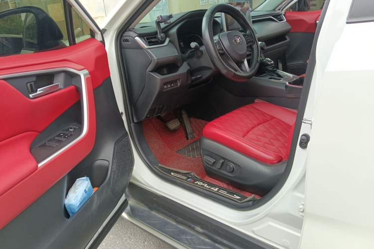 Used Toyota RAV4 2022 2.0L CVT Two-Wheel Drive Fashion Edition Driver Seat