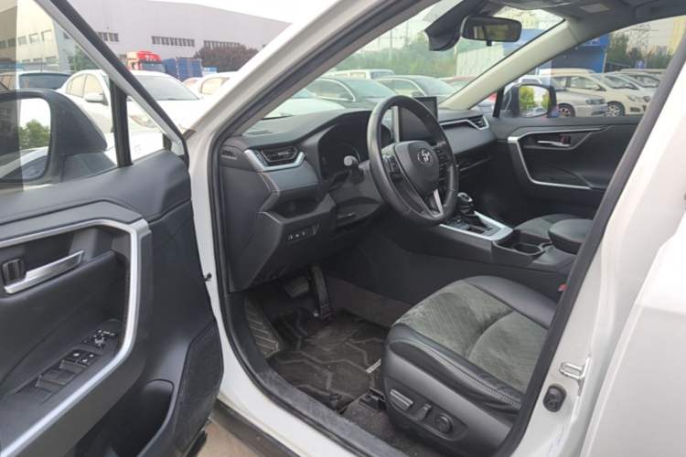 Used Toyota RAV4 2022 2.0L CVT 4x4 Style Plus Edition Driver Seat