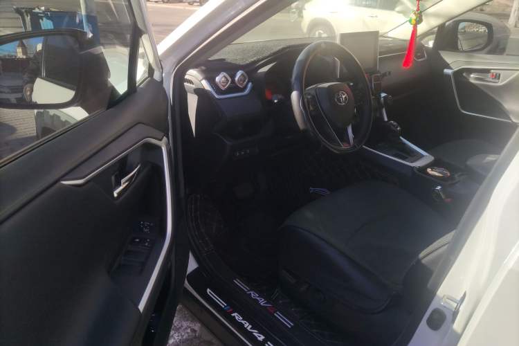 Used Toyota RAV4 2022 2.0L CVT 4x4 Style Plus Edition Driver Seat