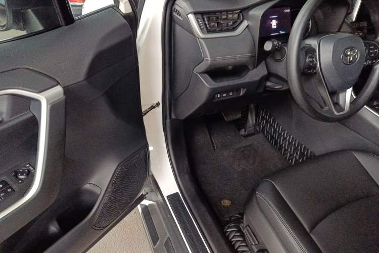 Used Toyota RAV4 2022 2.0L CVT Two-Wheel Drive Fashion Edition Driver Seat