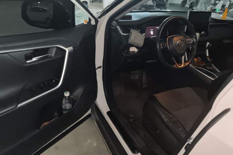 Used Toyota RAV4 2022 2.0L CVT 4x4 Style Plus Edition Driver Seat