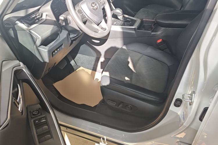 Used Toyota RAV4 2022 2.0L CVT 4x4 Style Plus Edition Driver Seat