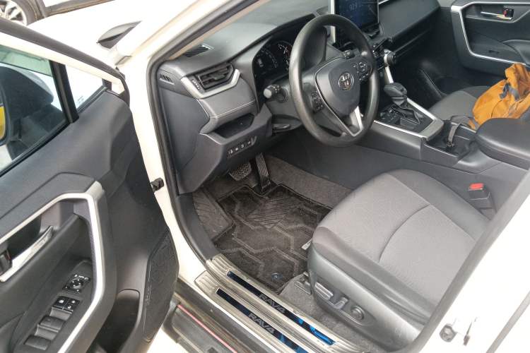 Used Toyota RAV4 2022 2.0L CVT Two-Wheel Drive Fashion Edition Driver Seat