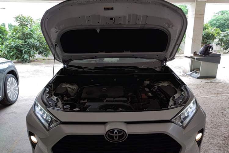 Used Toyota RAV4 2022 2.0L CVT Two-Wheel Drive Fashion Edition Engine Bay