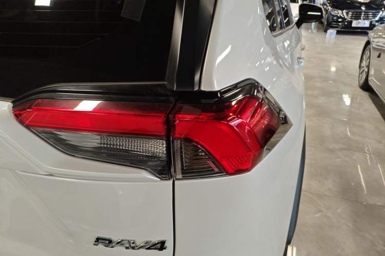Used Toyota RAV4 2022 2.0L CVT Two-Wheel Drive Fashion Edition Exterior 2