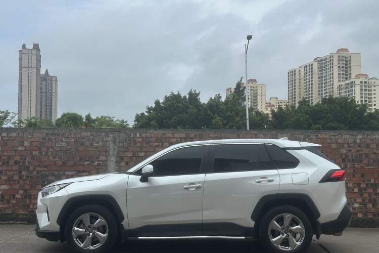 Used Toyota RAV4 2022 2.0L CVT Two-Wheel Drive Fashion Plus Edition Exterior 2