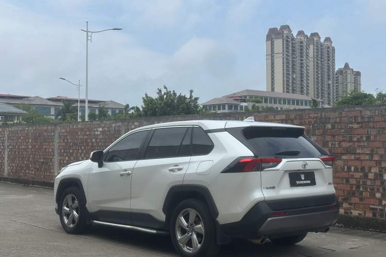 Used Toyota RAV4 2022 2.0L CVT Two-Wheel Drive Fashion Plus Edition Exterior 3