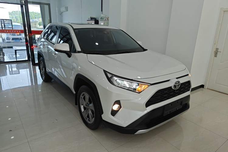 Used Toyota RAV4 2022 2.0L CVT Two-Wheel Drive Fashion Edition Front Right 45 Deg