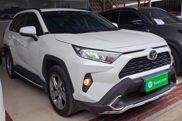 Used Toyota RAV4 2022 2.0L CVT Two-Wheel Drive Fashion Edition Front Right 45 Deg