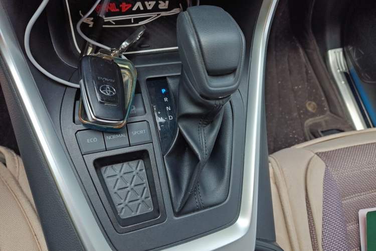Used Toyota RAV4 2022 2.0L CVT Two-Wheel Drive Fashion Edition Gear Lever