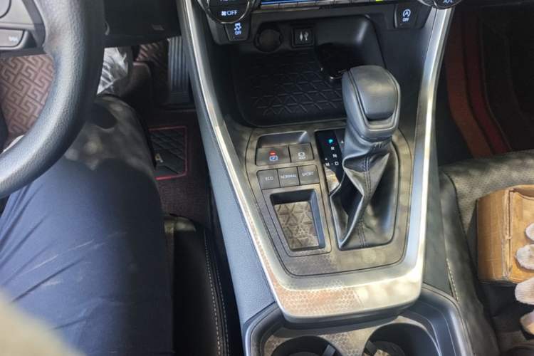 Used Toyota RAV4 2022 2.0L CVT Two-Wheel Drive Fashion Edition Gear Lever