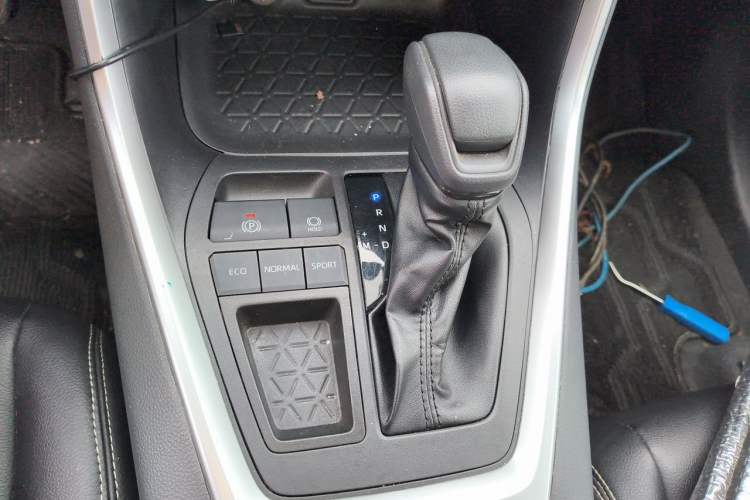 Used Toyota RAV4 2022 2.0L CVT Two-Wheel Drive Fashion Edition Gear Lever