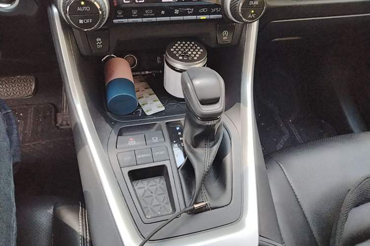 Used Toyota RAV4 2022 2.0L CVT Two-Wheel Drive Fashion Edition Gear Lever
