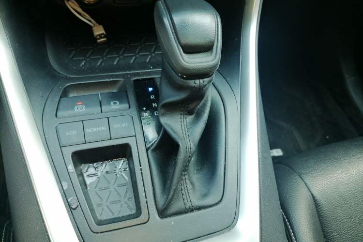 Used Toyota RAV4 2022 2.0L CVT Two-Wheel Drive Urban Edition Gear Lever