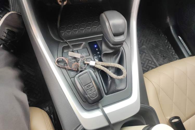 Used Toyota RAV4 2022 2.0L CVT 4x4 Fashion Edition Gear Lever