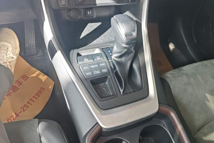 Used Toyota RAV4 2022 2.0L CVT 4x4 Style Plus Edition Gear Lever