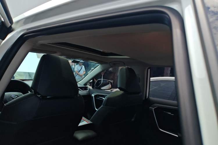 Used Toyota RAV4 2022 2.0L CVT Two-Wheel Drive Fashion Plus Edition Headliner