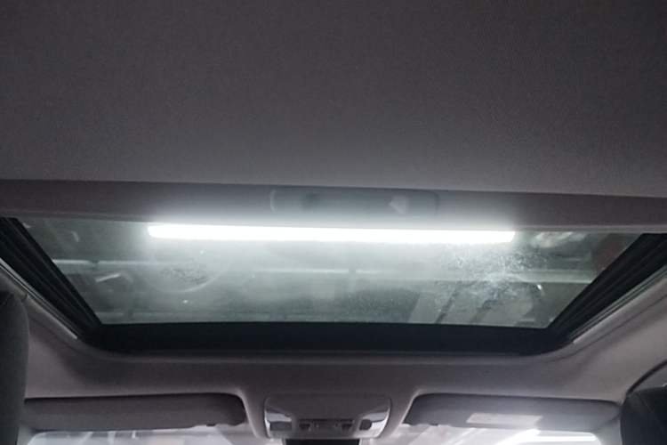 Used Toyota RAV4 2022 Dual-Engine 2.5L E-CVT Two-Wheel Drive Elite Edition Headliner